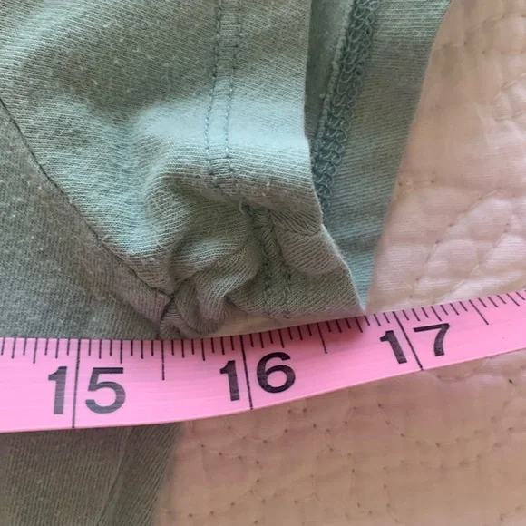 Basic T 💚 - Picture 3 of 5